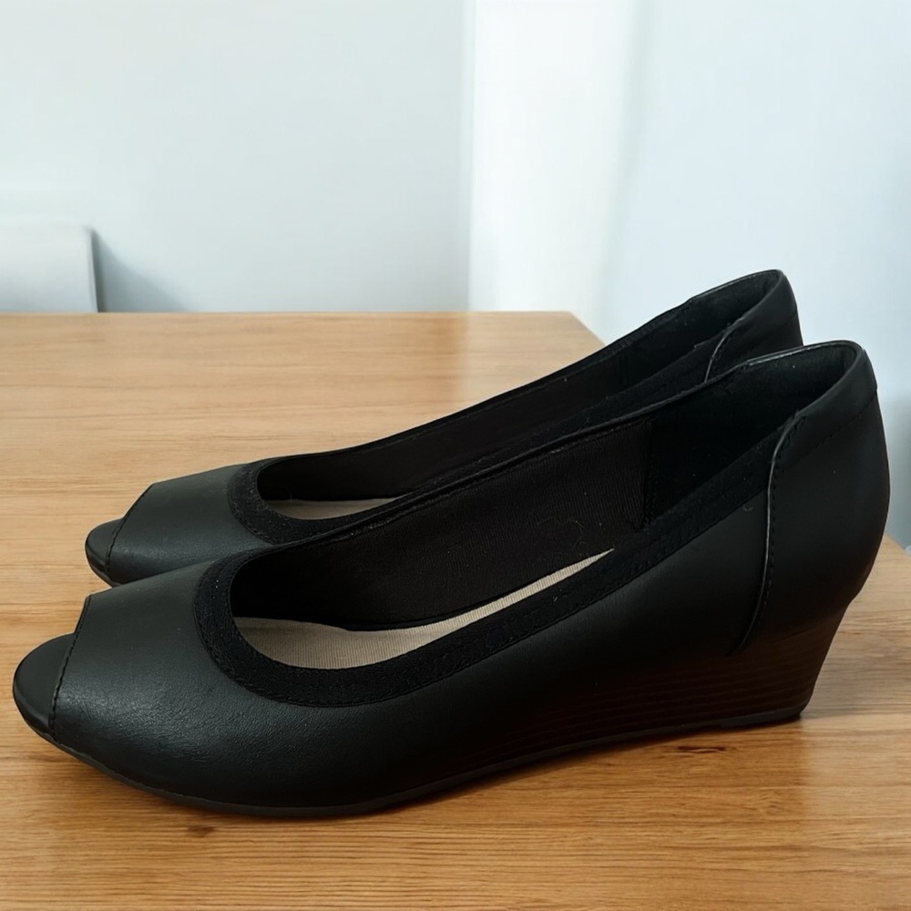 Clarks Mallory Charm Wedge Pumps Peep Toe Black Leather Size 7 M EUC Almost New!